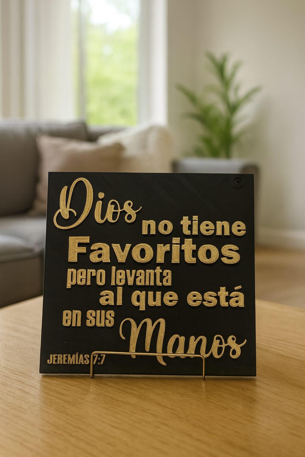 Placa: DIOS NO TIENE FAVORITOS PERO LEVANTA AL QUE ESTA EN SUS MANOS - Made in USA