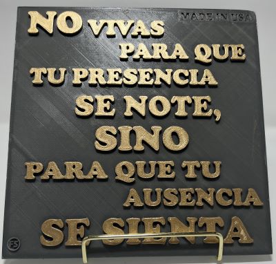 Placa: NO VIVAS PARA QUE TU PRESENCIA SE NOTE, SINO PARA QUE TU AUSENCIA SE SIENTA - Made in USA