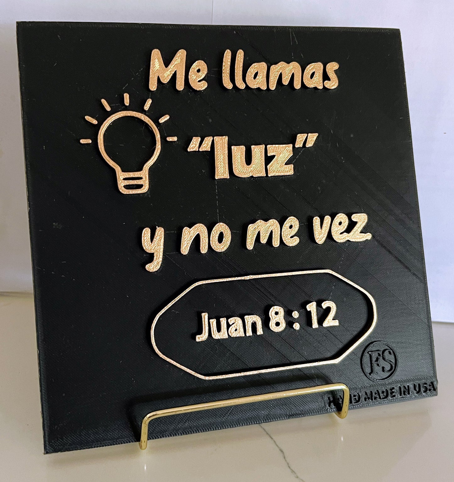 PLAQUE: ME LLAMAS LUZ Y NO ME VEZ