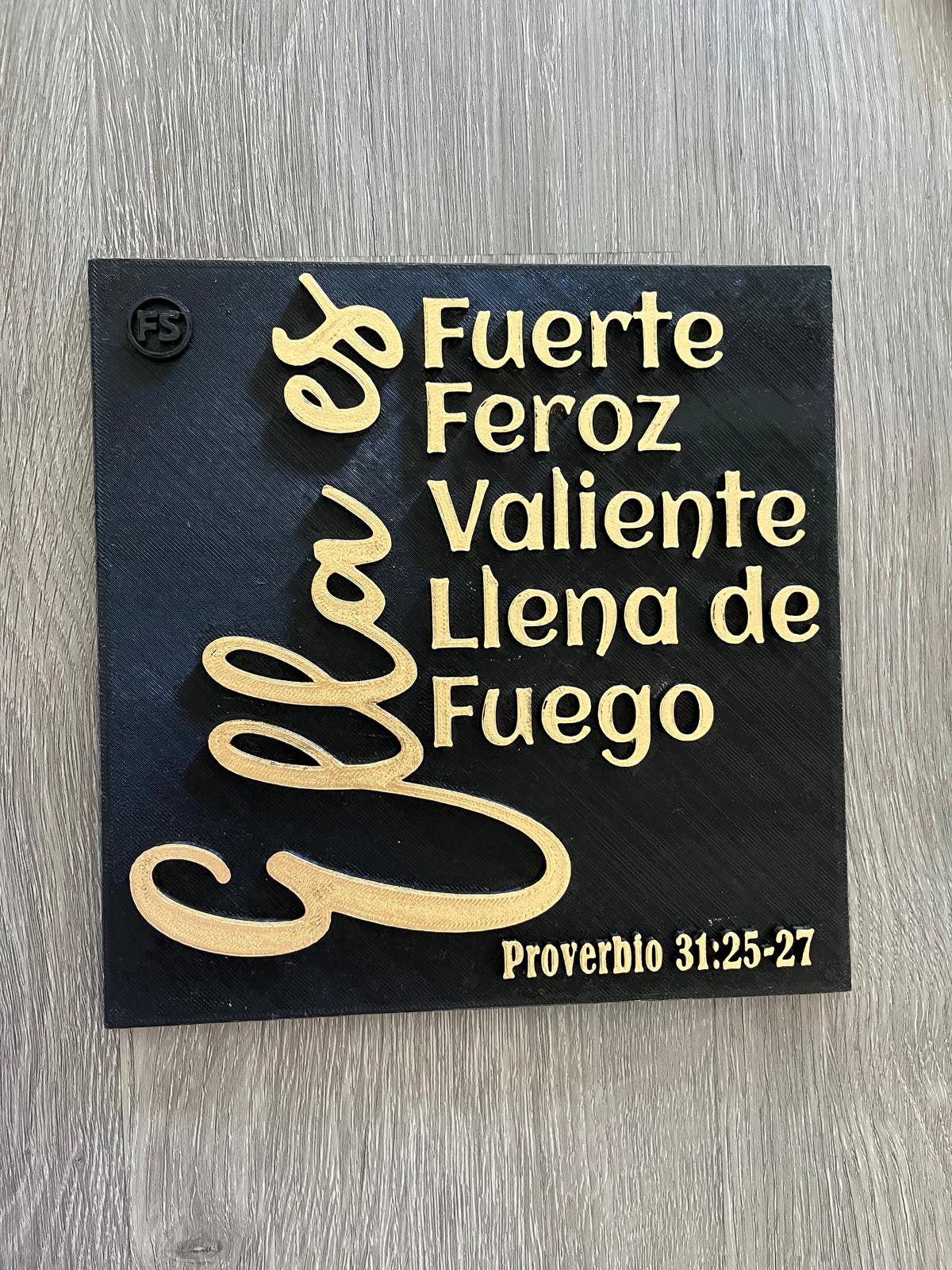Placa: ELLA ES FUERTE, FEROZ, VALIENTE, LLENA DE FUEGO - Made in USA