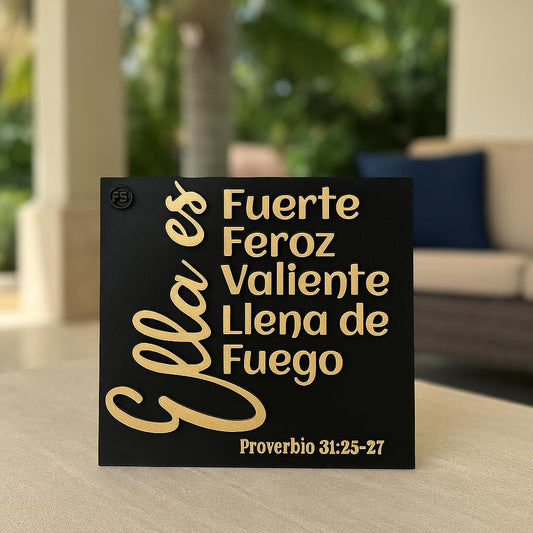 Placa: ELLA ES FUERTE, FEROZ, VALIENTE, LLENA DE FUEGO - Made in USA