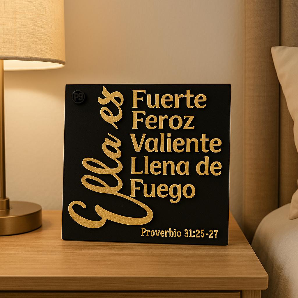 Placa: ELLA ES FUERTE, FEROZ, VALIENTE, LLENA DE FUEGO - Made in USA