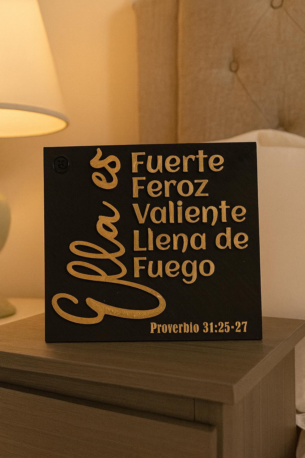 Placa: ELLA ES FUERTE, FEROZ, VALIENTE, LLENA DE FUEGO - Made in USA