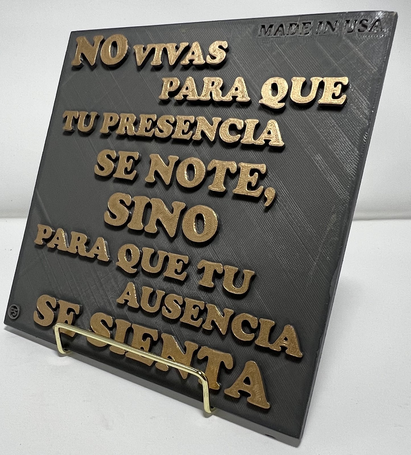 PLAQUE: NO VIVAS PARA QUE TU PRESENCIA SE NOTE, SINO PARA QUE TU AUSENCIA SE SIENTA