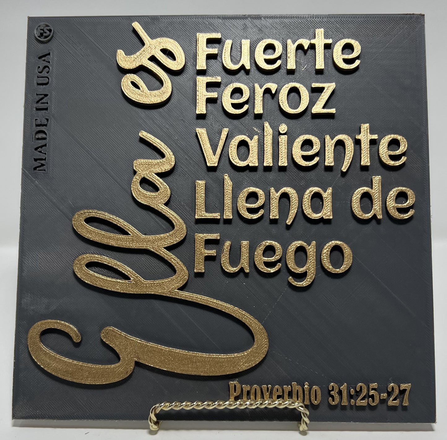 PLAQUE: ELLA ES FUERTE, FEROZ, VALIENTE, LLENA DE FUEGO