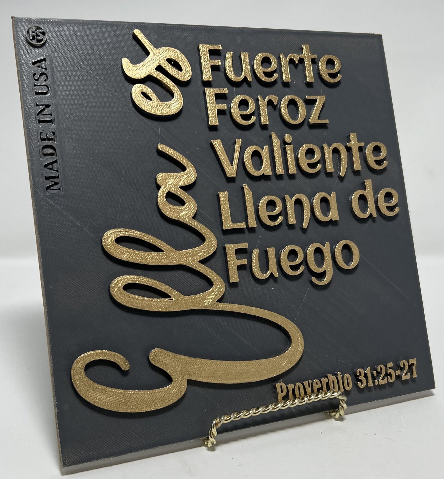 PLAQUE: ELLA ES FUERTE, FEROZ, VALIENTE, LLENA DE FUEGO