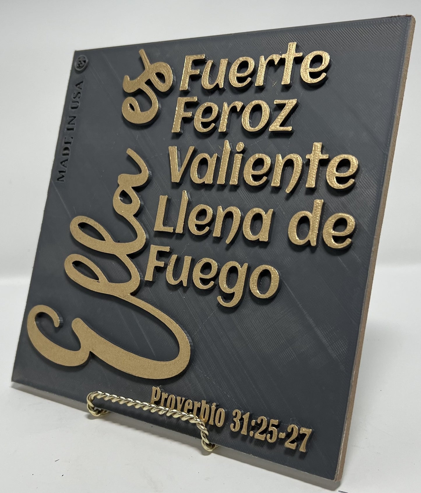 PLAQUE: ELLA ES FUERTE, FEROZ, VALIENTE, LLENA DE FUEGO