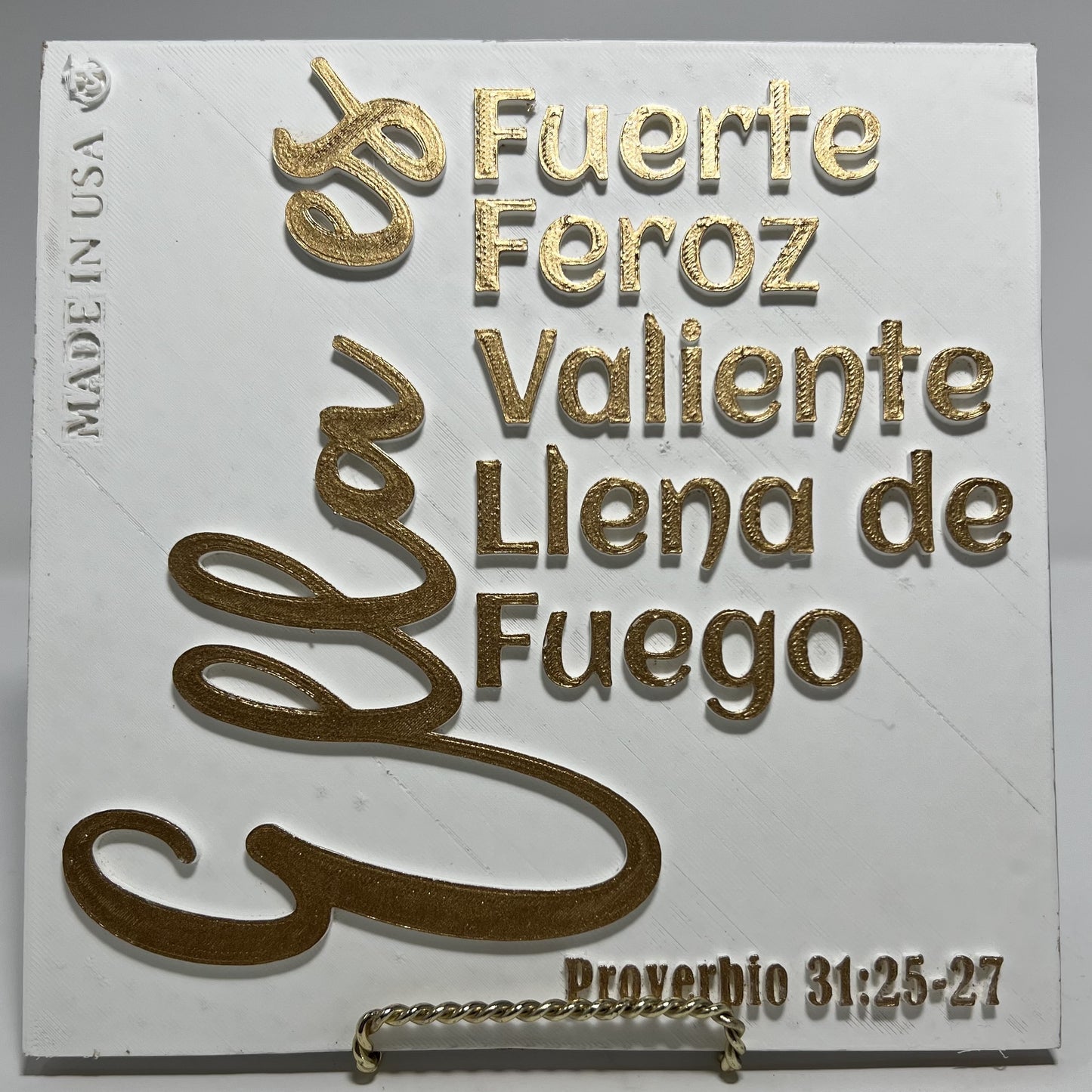 PLAQUE: ELLA ES FUERTE, FEROZ, VALIENTE, LLENA DE FUEGO