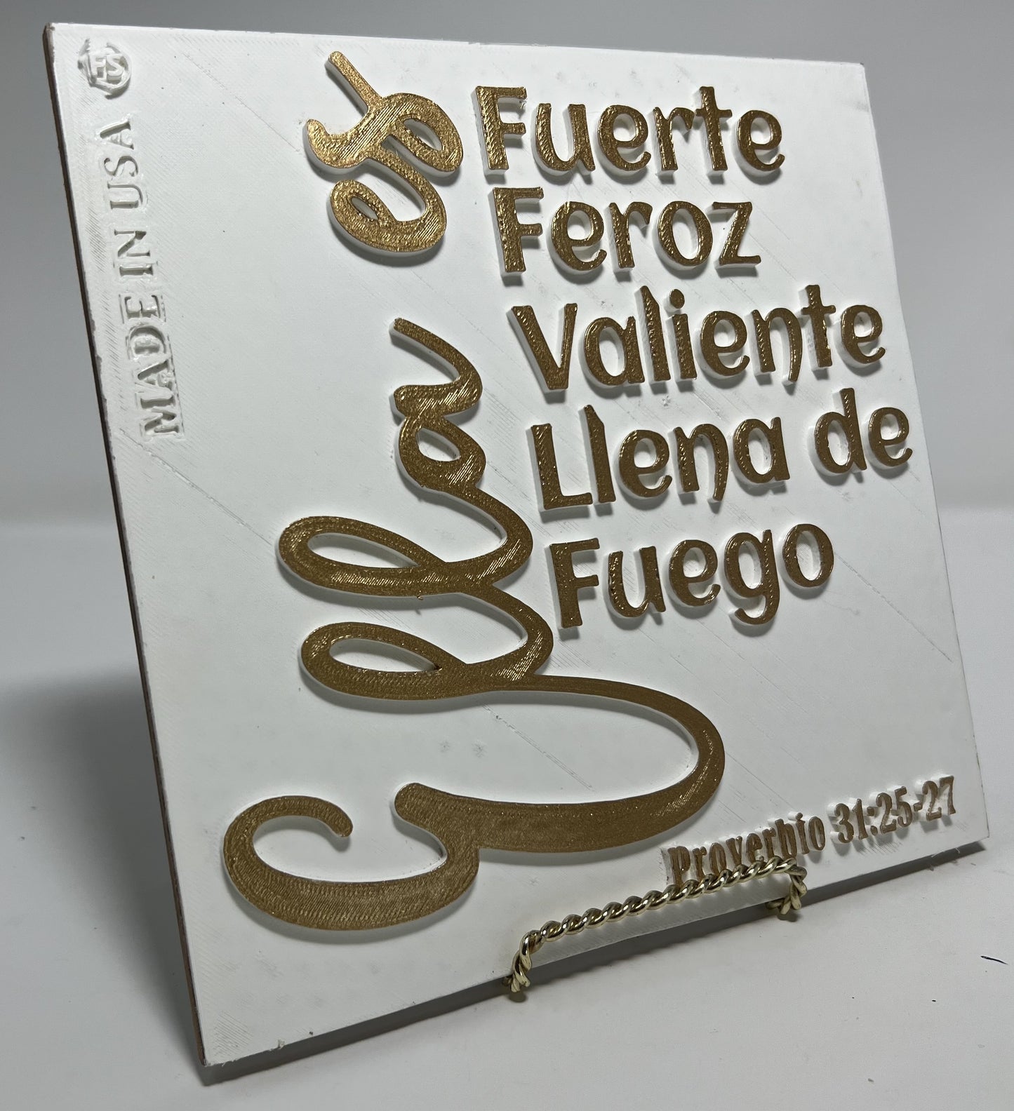 PLAQUE: ELLA ES FUERTE, FEROZ, VALIENTE, LLENA DE FUEGO