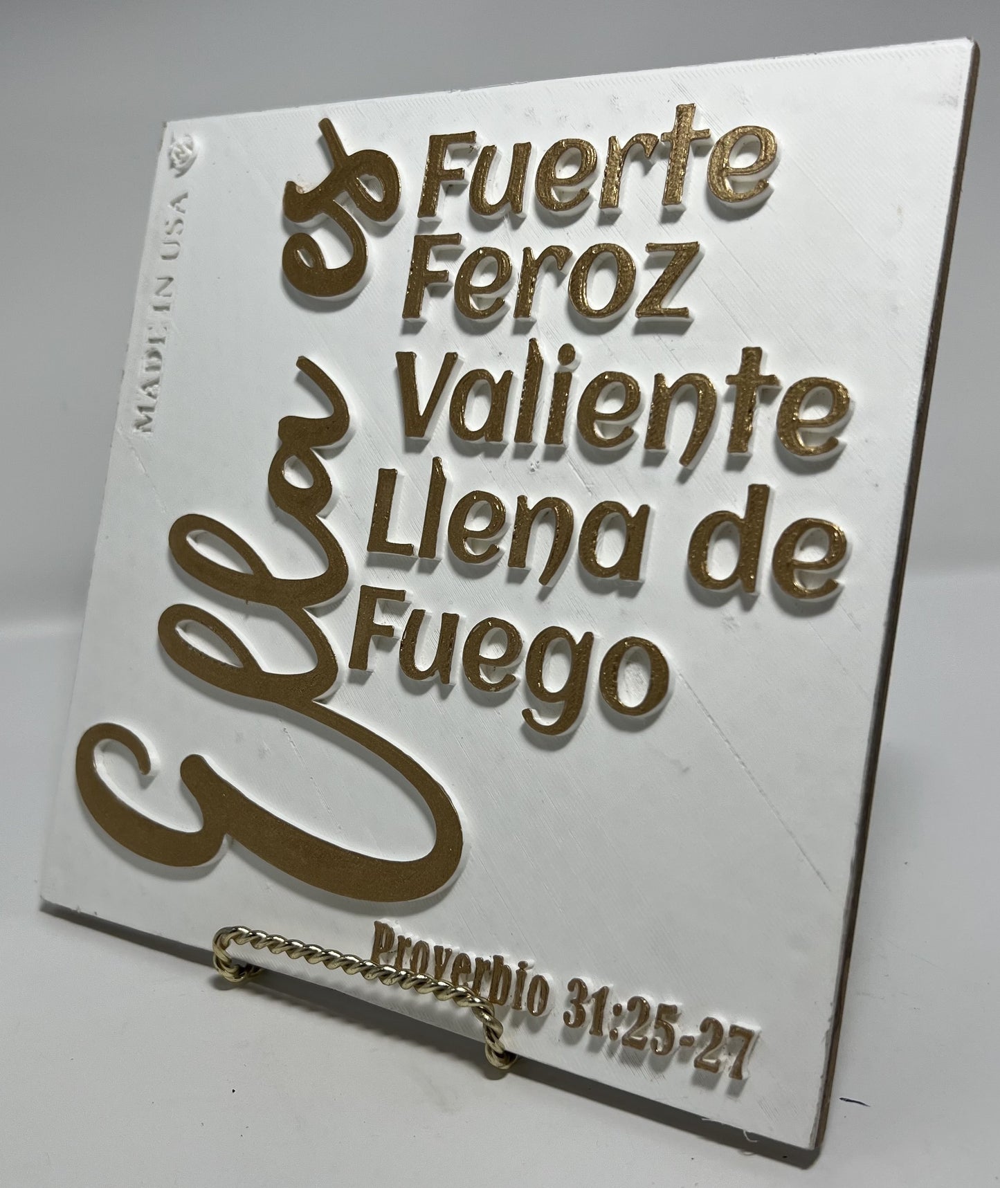 PLAQUE: ELLA ES FUERTE, FEROZ, VALIENTE, LLENA DE FUEGO