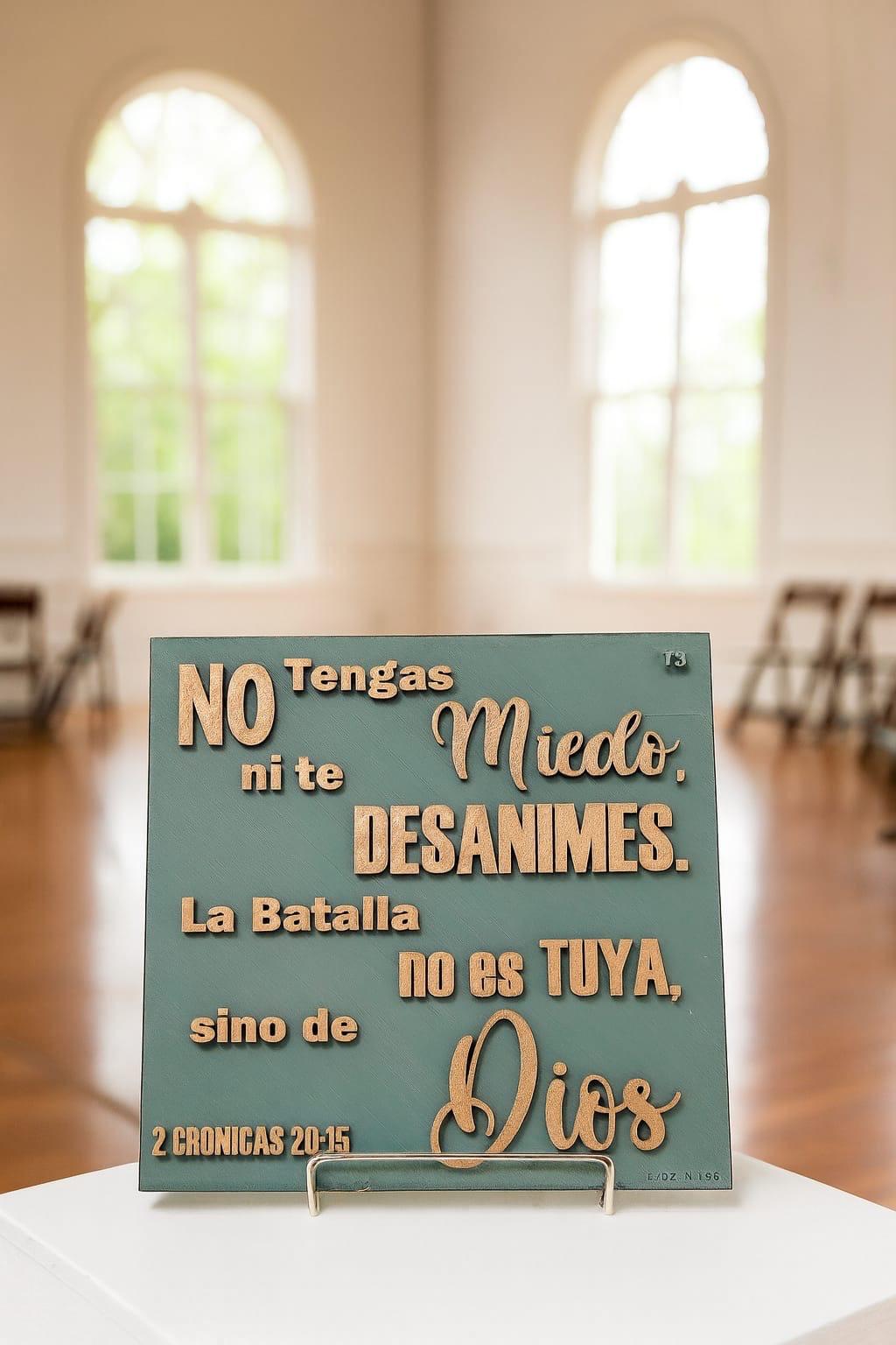 Placa: NO TENGAS MIEDO NI TE DESANIMES,LA BATALLA NO ES TUYA, SINO DE DIOS - Made in USA