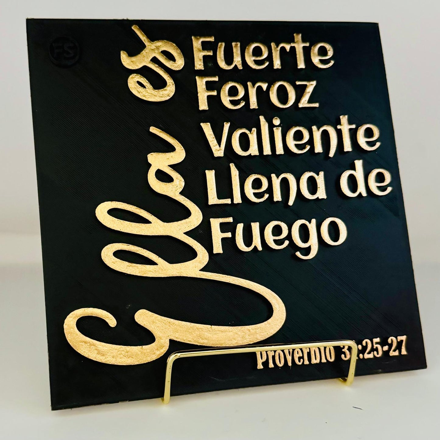 ELLA ES FUERTE, FEROZ, VALIENTE, LLENA DE FUEGO
