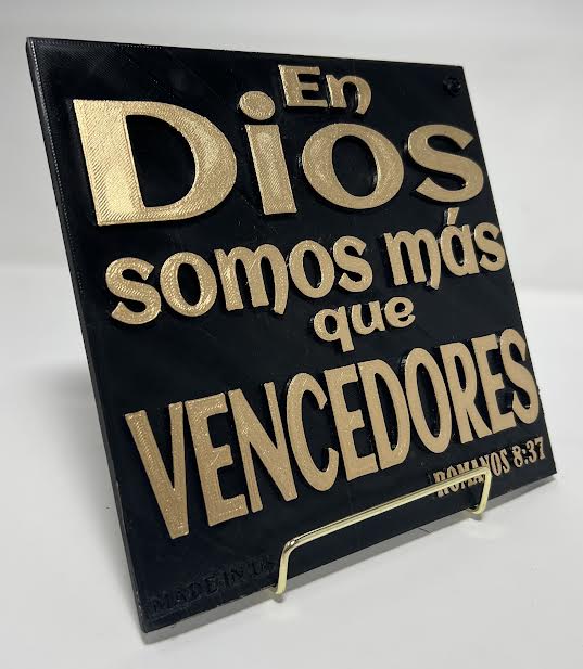 PLAQUE: EN DIOS SOMOS MAS QUE VENCEDORES