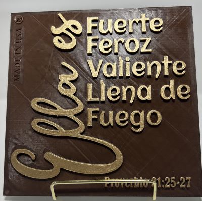 PLAQUE: ELLA ES FUERTE, FEROZ, VALIENTE, LLENA DE FUEGO