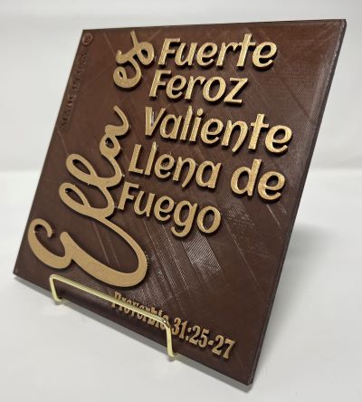 PLAQUE: ELLA ES FUERTE, FEROZ, VALIENTE, LLENA DE FUEGO