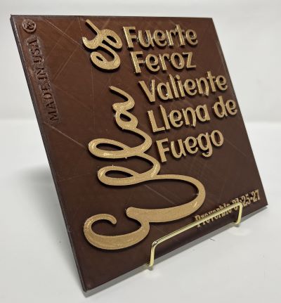 PLAQUE: ELLA ES FUERTE, FEROZ, VALIENTE, LLENA DE FUEGO