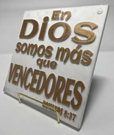 PLAQUE: EN DIOS SOMOS MAS QUE VENCEDORES